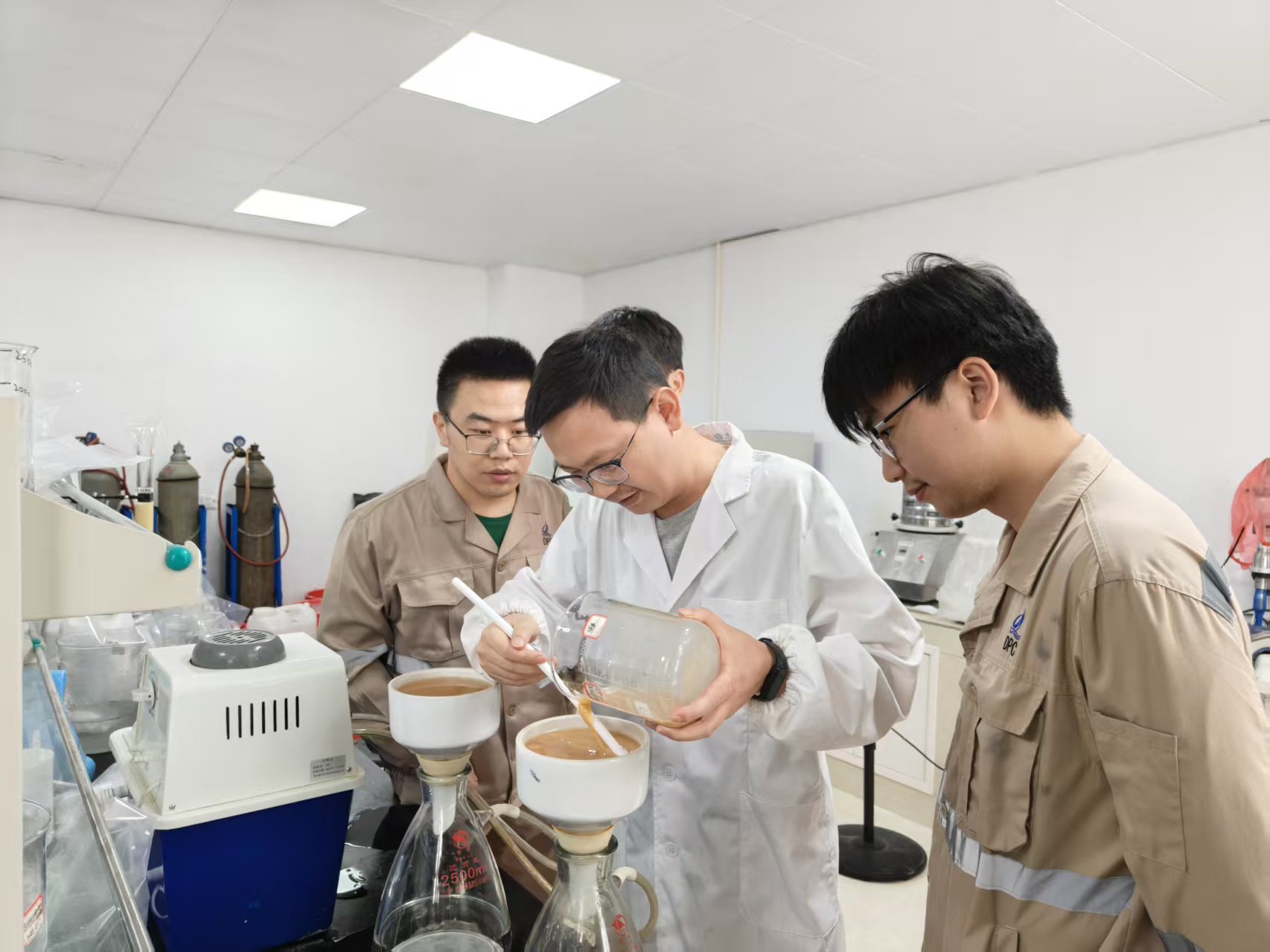 扎根锂业，攻坚路上让“锂”想花开｜yy易游锂业研发部90后工程师徐苗